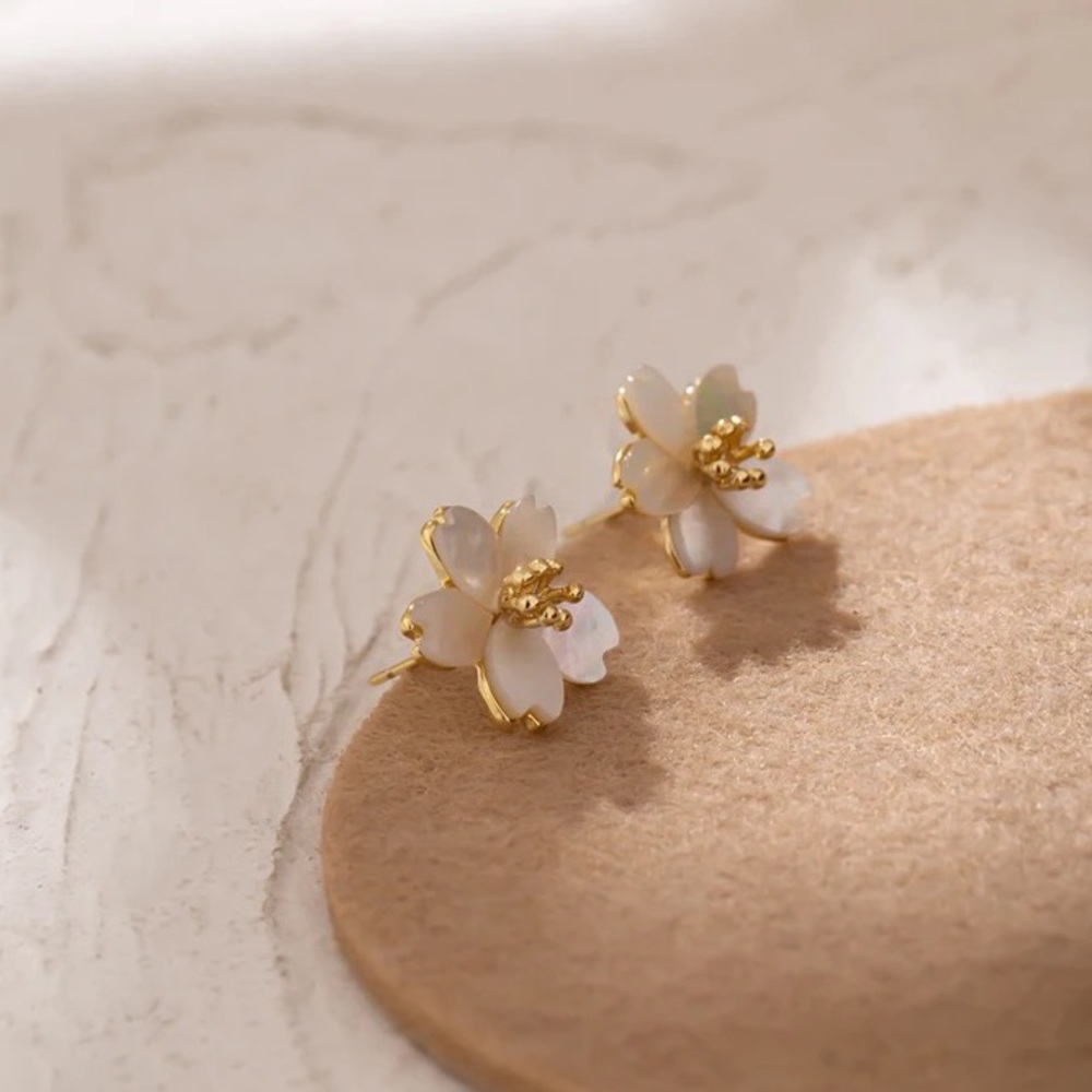 ◾️18k Gold Plated White Natural Shell Flower Stud Earrings